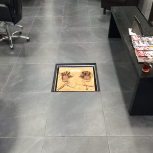 Handabdrücke im Laden